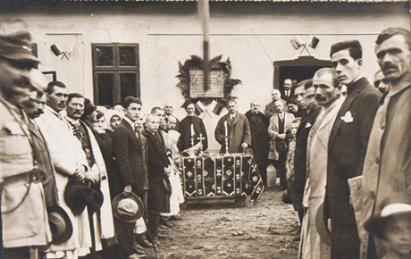 Festivitatea de sfințire a Căminului Cultural din Milova, în prezența lui Vasile Goldiș. Fotografie, 17 x 23 cm; 22 x 31 cm. Fond vechi.