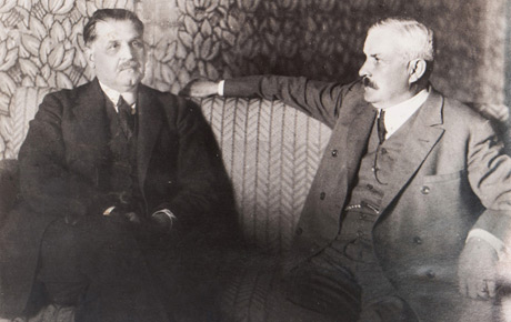Vasile Goldiș și Ioan Suciu, pe canapea, 1920. Fotografie, 7 x 9,5 cm. Donație, Ștefan Crișan, 6.04.1989.