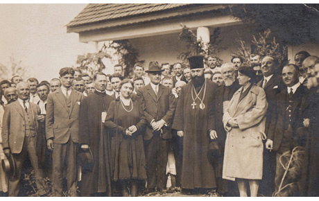 Vasile Goldiș și soția la înaugurarea Căminului Cultural, Seleuș (1923). Fotografie (tip carte poștală), 8,5 x 13,5 cm. Achiziție, M. Ioan, p.v. nr. 104/21.11.1981.
