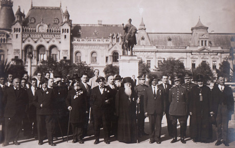 Roman Ciorogariu cu militari la festivități (1928?). Fotografie, 22,2 x 16,5 cm. Achiziție, Elena Izpravnic, Arad, p.v. nr. 626/24.03.1978.