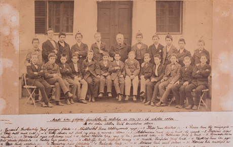 Sava Raicu în clasa a IV-a (1876-1877) la Școala Comunală Civilă de Băieți Arad. Fotografie sepia, cu explicație, 25 x 32,5 cm. Fond vechi.