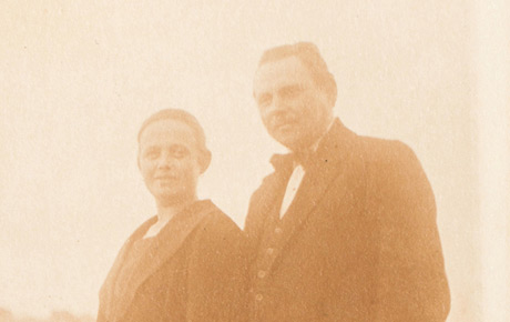 Părinții lui Valeriu Șeredan. Fotografie sepia (tip carte poștală), 13,5 x 8,5 cm. Donație, p.v. nr. 231/25.08.1991.
