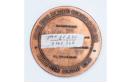 Medalie jubiliară ”A 80-a aniversare a Marii Uniri. 1918. Arad. 1998” Metal, ștanțare, D: 6 cm. Donație, Traian Moca, Arad, p.v. nr. 123/3.05.1999.