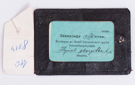 Legitimație de patinaj pe numele lui Hajnal Margitka, 1917-1918. Document cu fotografie, în limba maghiară, hârtie, piele, 11,5 x 8 cm.  Donație, Margareta Braun, Arad, p.v. nr.234/1993.