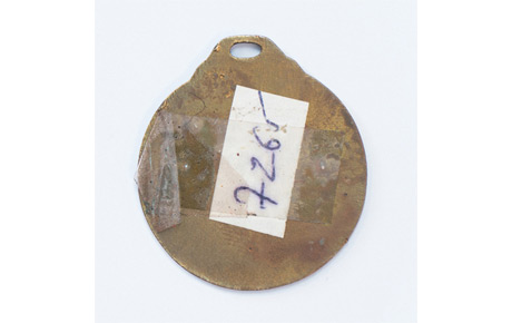 Medalie comemorativă ”10 ani de la Unirea din 1918”. Metal, ștanțare, D: 3 cm. Miliție Arad, p.v. nr. 392/14.04.1988.